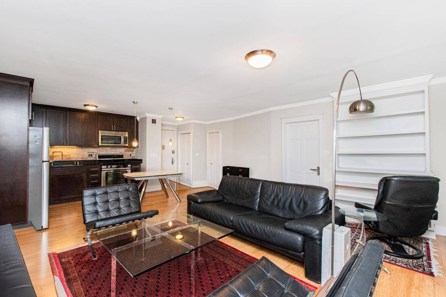 Commuters dream Freshly painted 2 bed 2 full bath Condo in desirable Bronxville Glen.