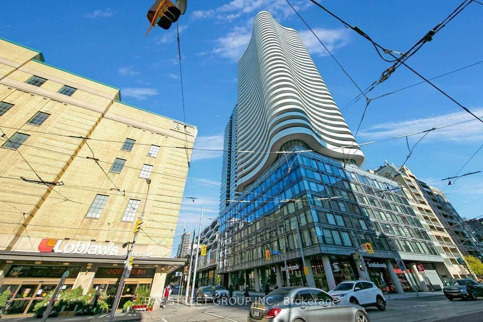 You Don't Want To Miss This Bright And Spacious Penthouse With A Million Dollar Unobstructed View Of The Toronto Skyline !