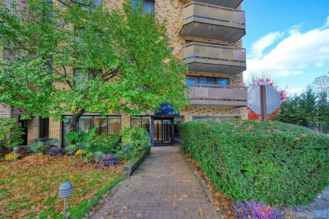 Presenting this magnificent, recently renovated apartment located in the luxurious condominium, The Harrison House, with its full time doormen and new, beautiful Lobby !