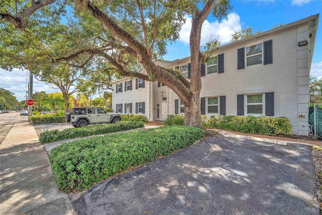 Priced to Sell ! Beautifully situated just steps from iconic Las Olas Boulevard, this spacious residence offers the ultimate South Florida lifestyle with world class dining, shopping, and nightlife right ...
