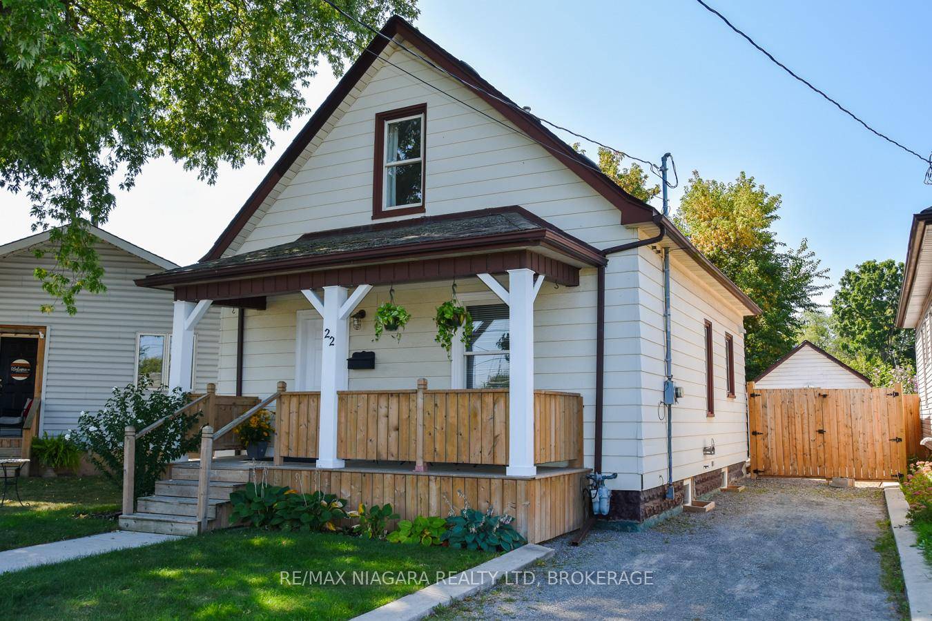 Beautifully Updated 1. 5 Storey Home Tucked away on a Lovely Private Street Convenient Location for Commuters with Easy QEW Access in Developing Location just 5 Minutes drive to everything ...
