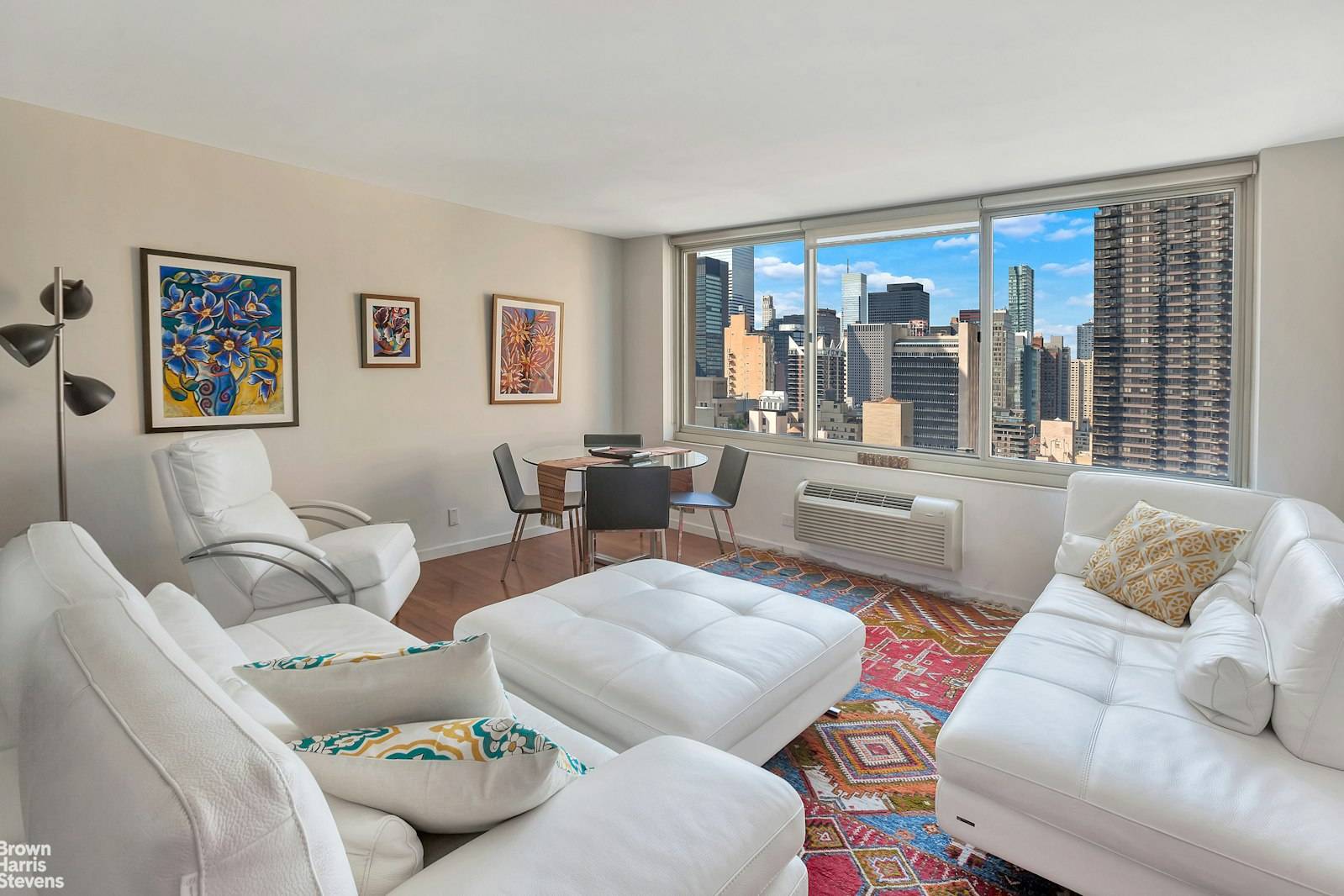 Welcome to Apartment 26E at 333 East 45th Street, nestled in the vibrant Middle East Side neighborhood !