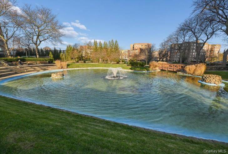 FABULOUS GATED BAY CLUB !