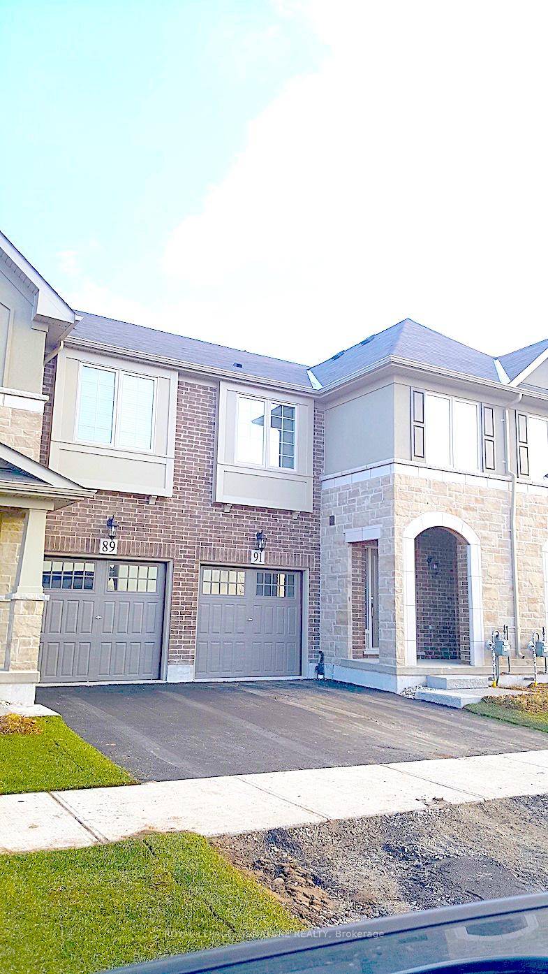 Over 1800 sq. ft spacious 3 bedroom townhouse with 9 ft ceiling on main floor located in the walking distance from Elise McGill Secondary School.