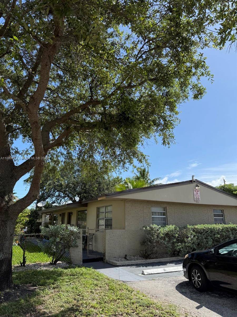 Investor opportunity ! Own this amazing duplex, currently tenants are on month to month paying below market rent !