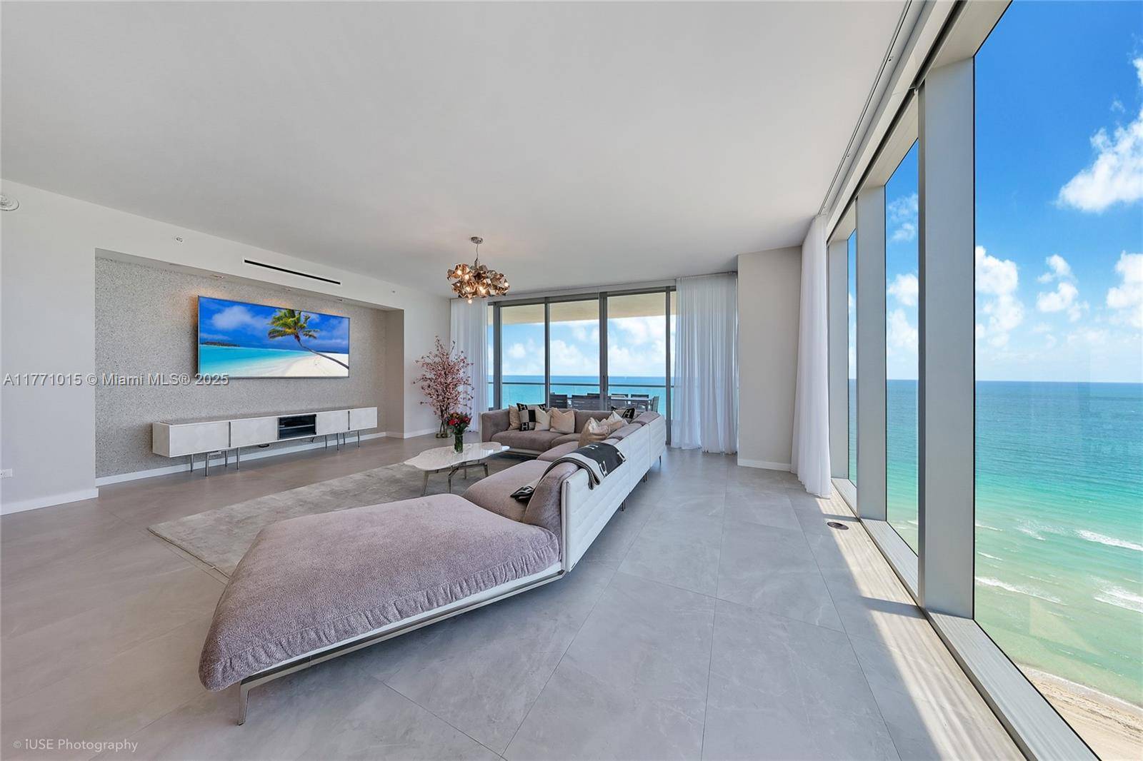 Welcome to the fabulous Turnberry Ocean Club Residence 1804.