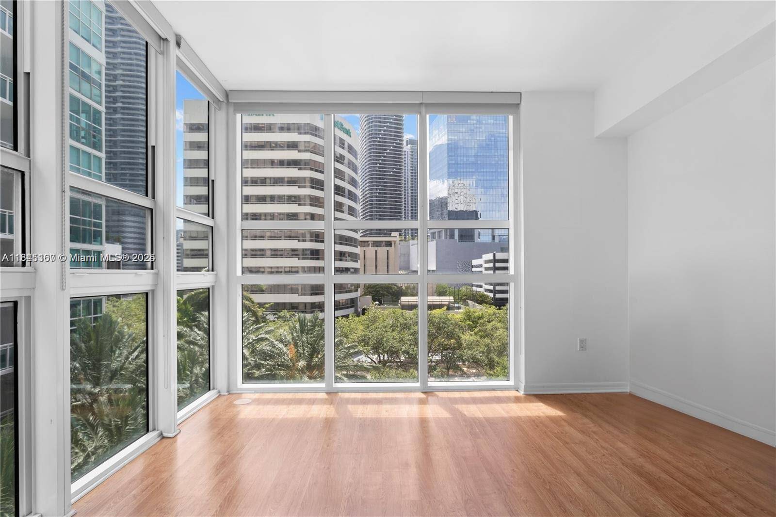 Experience modern city living in this stylish 1 bedroom condo located in The Plaza on Brickell one of Miami s most desirable addresses.