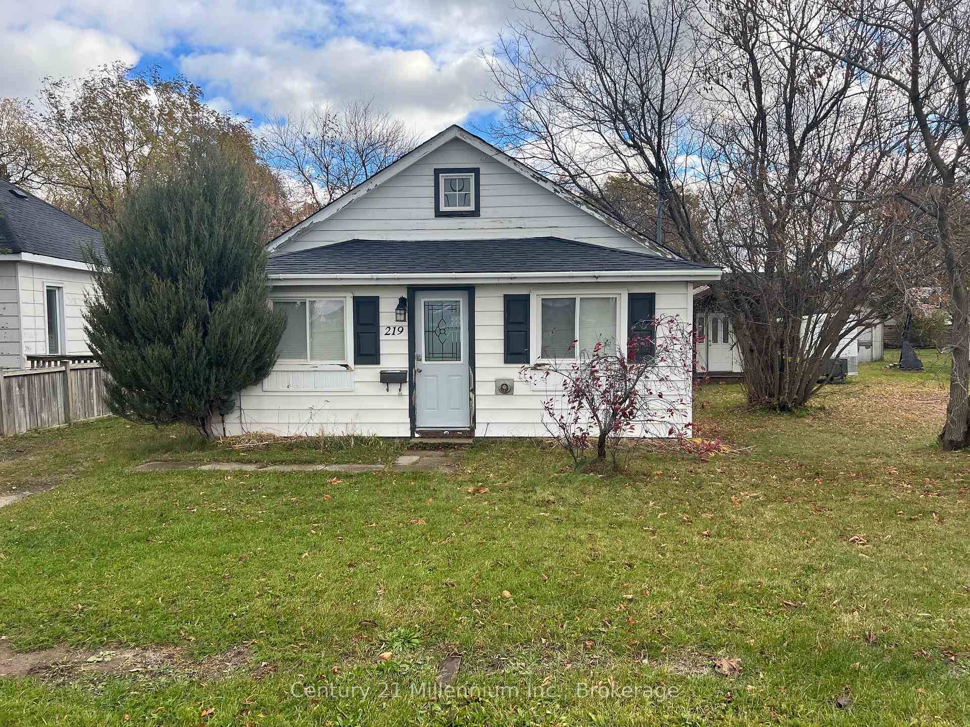 Detached 2 bedroom 1 bath house for rent in central Collingwood.