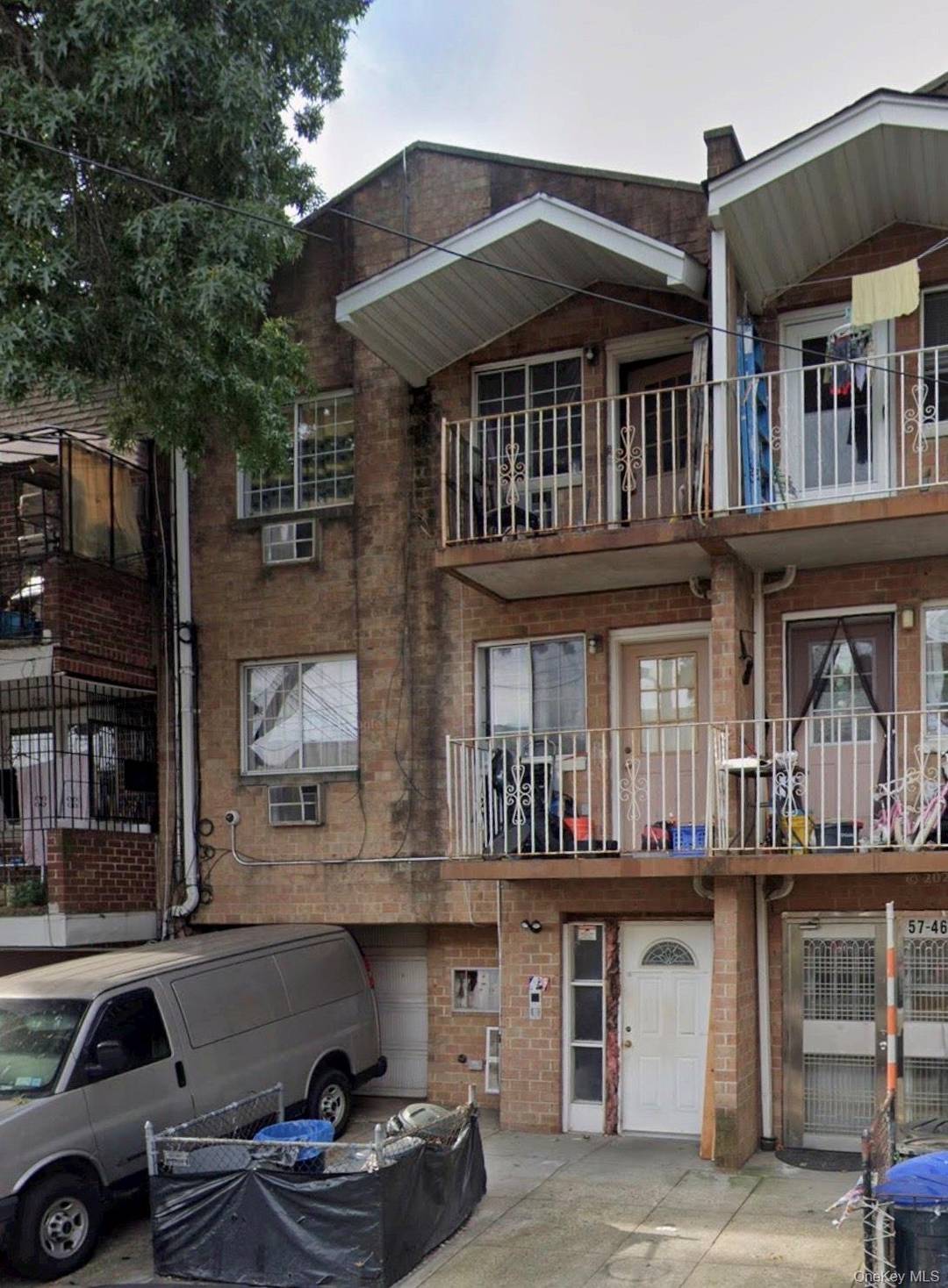 Multi Family house Great for investors, this property is fully occupied with non paying tenants no access !