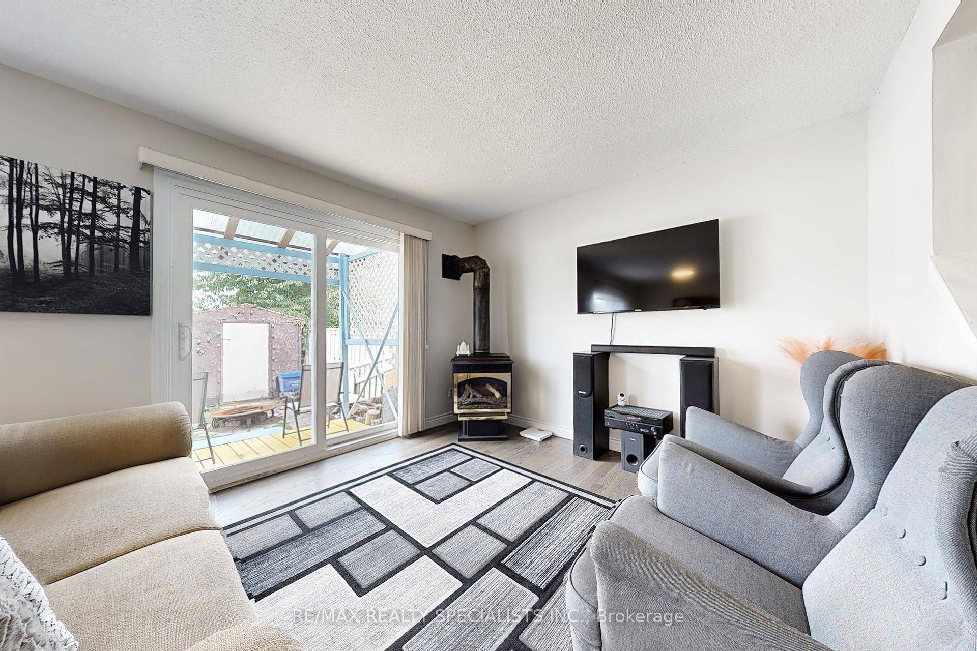 Welcome To 17 Gladstone Sq !