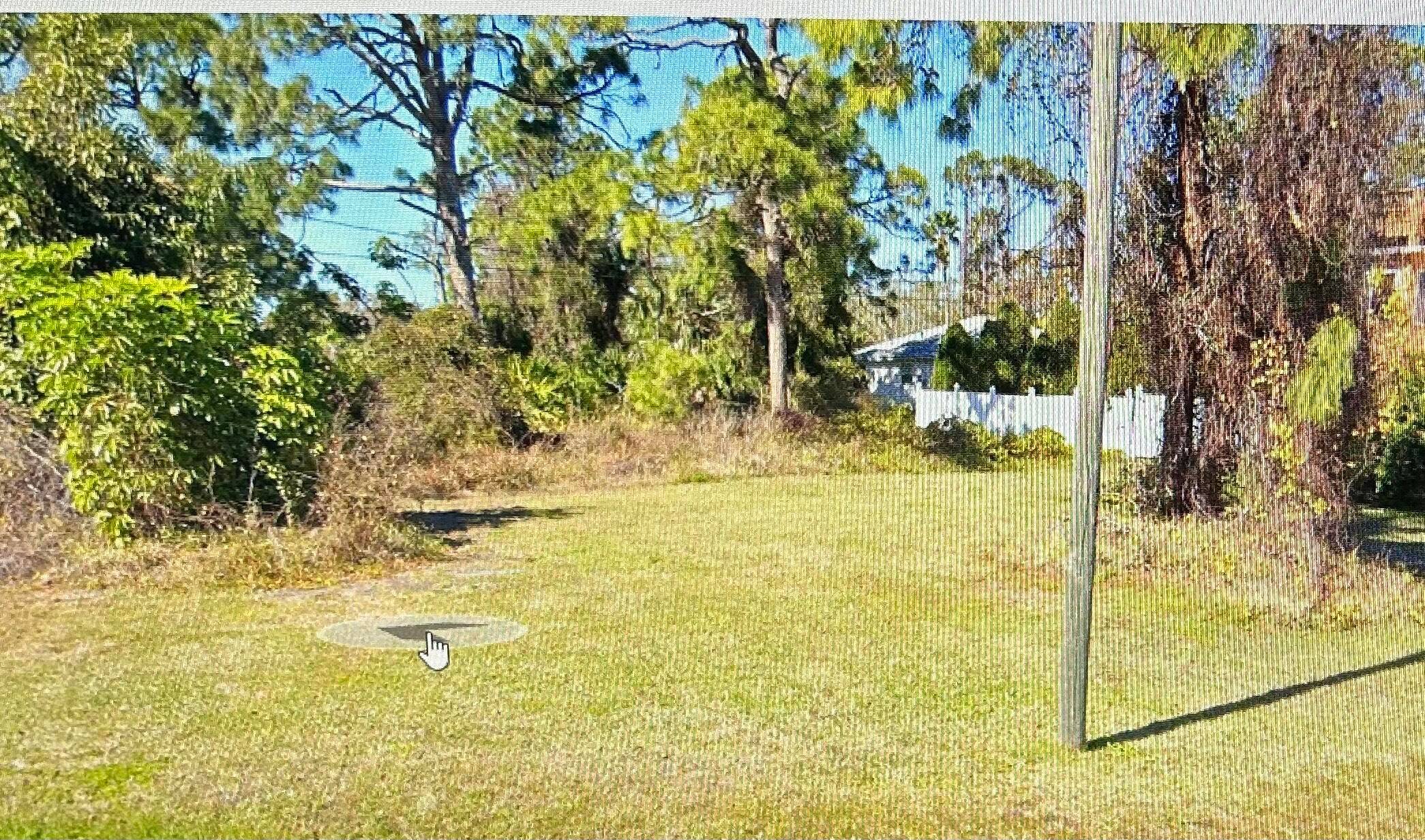 Beautiful Residential parcel in very desirable neighborhood close to the water.
