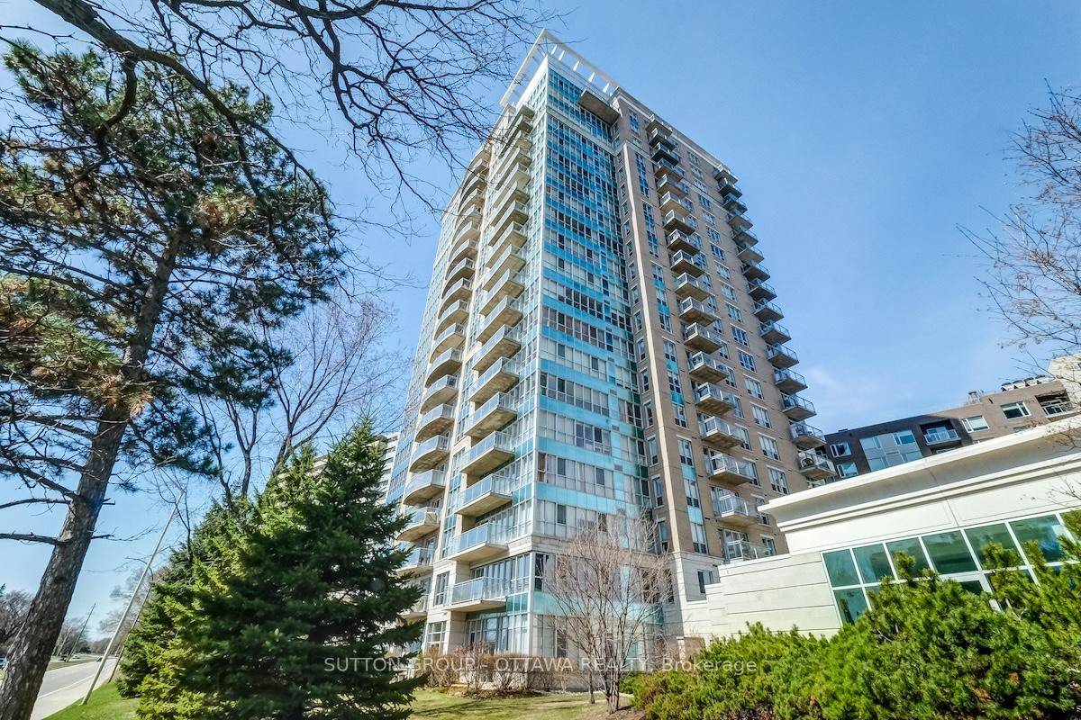 TASTEFULLY UPGRADED UNIT IN AN INCREDIBLY WELL MANAGED BUILDING !