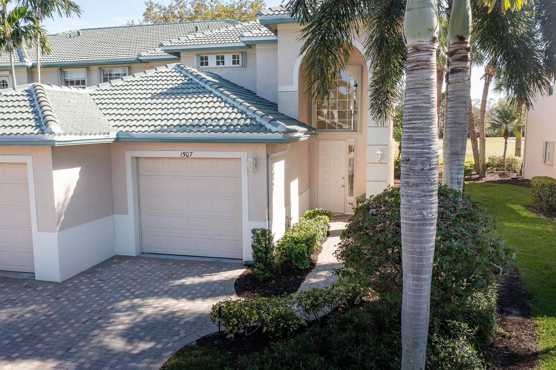 JUST REDUCED ! OFFERED FULLY FURNISHED TURNKEY.