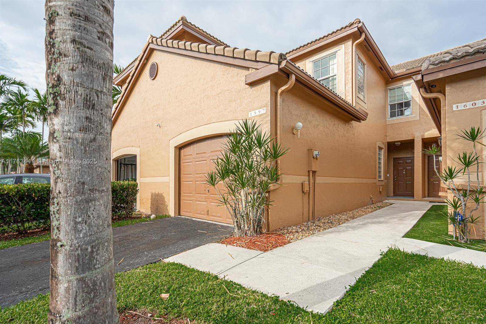 Beautiful Updated 3 bedroom, 2, 5 bathrooms townhouse in San Sebastian, a very safe, family oriented, and quiet community in Weston.