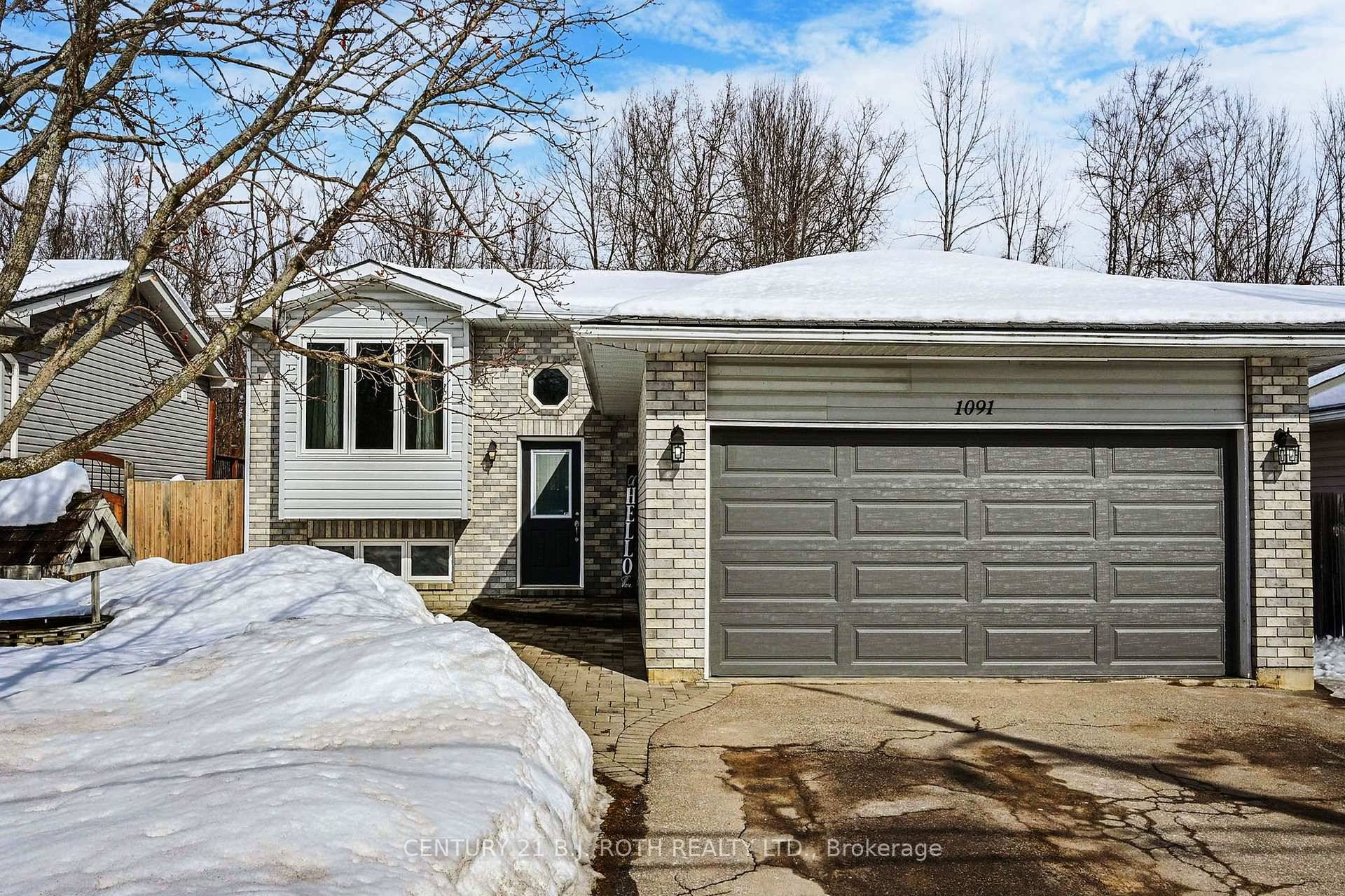 Nestled in the charming hamlet of Belle Ewart in the town of Innisfil, this beautifully maintained raised bungalow offers the perfect blend of comfort, space, and year round enjoyment.