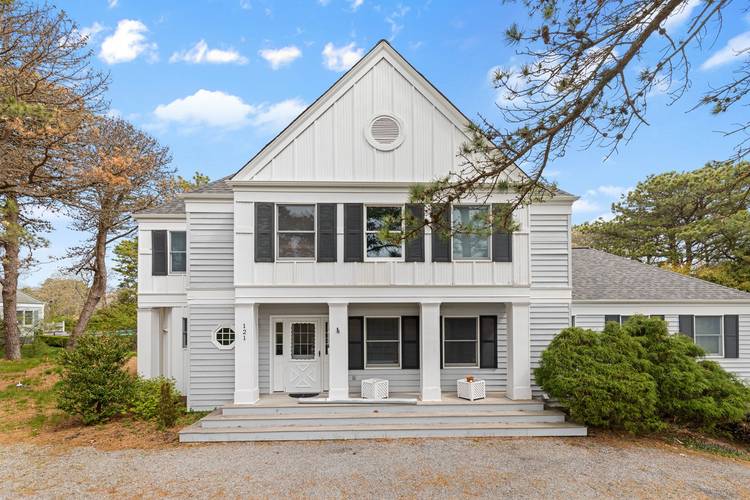 Southampton Fabulous Traditional Home. Great Location.