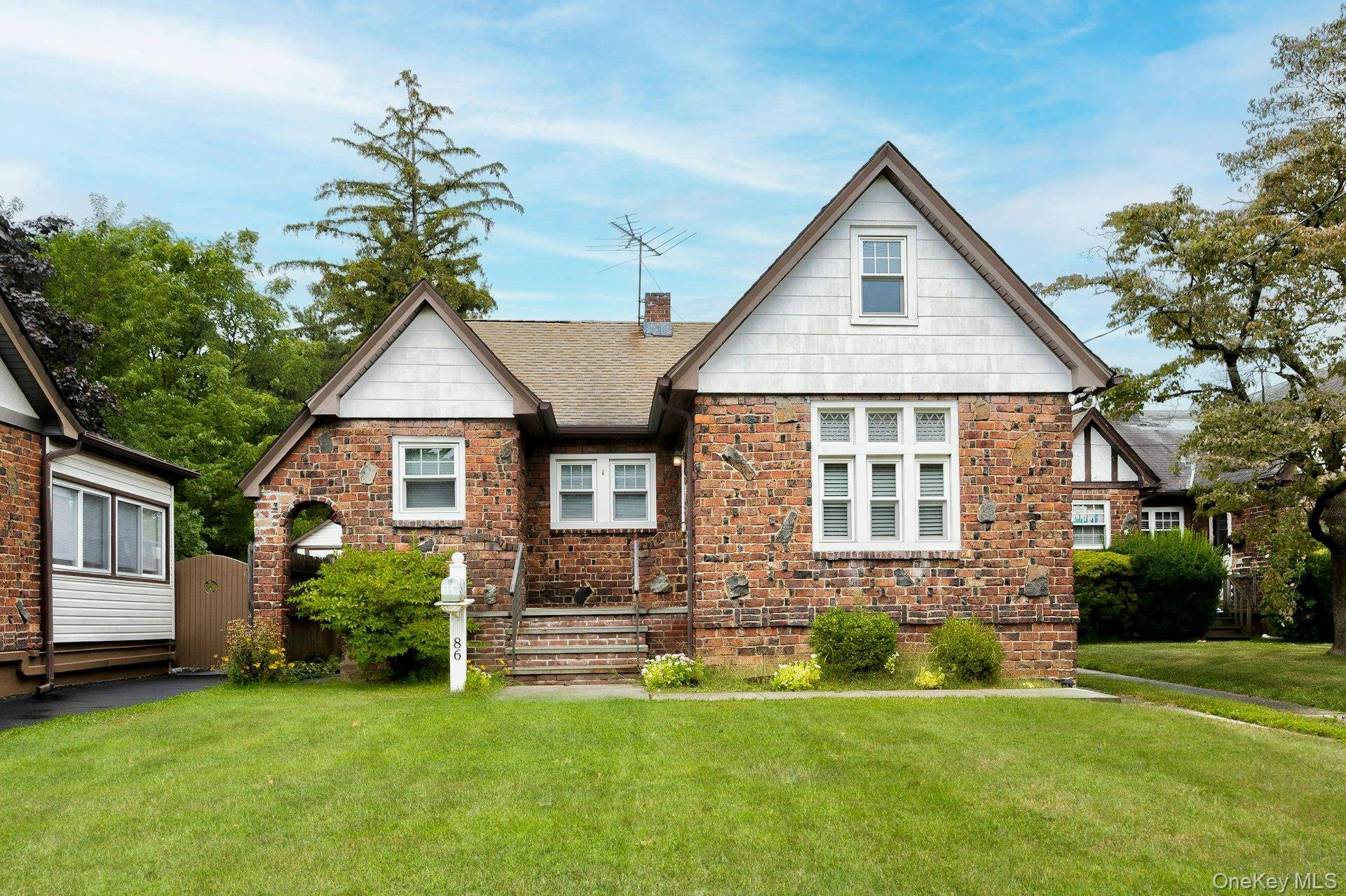 Welcome Home to 86 North Bayview Ave !
