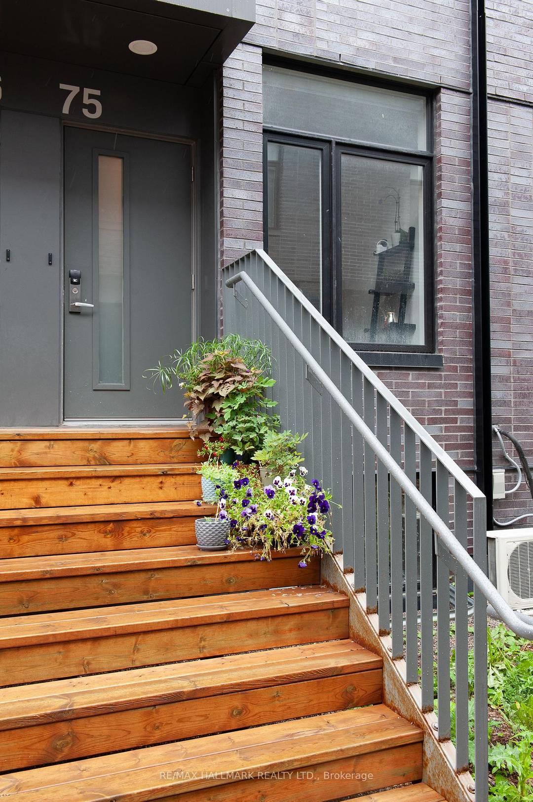 Type spacious PRIVATE half basement ensuite room in a spacious 3 bed furnished Townhome private 4 piece bathroom inside the room Large walk in closet, lots of storage Shared kitchen, ...