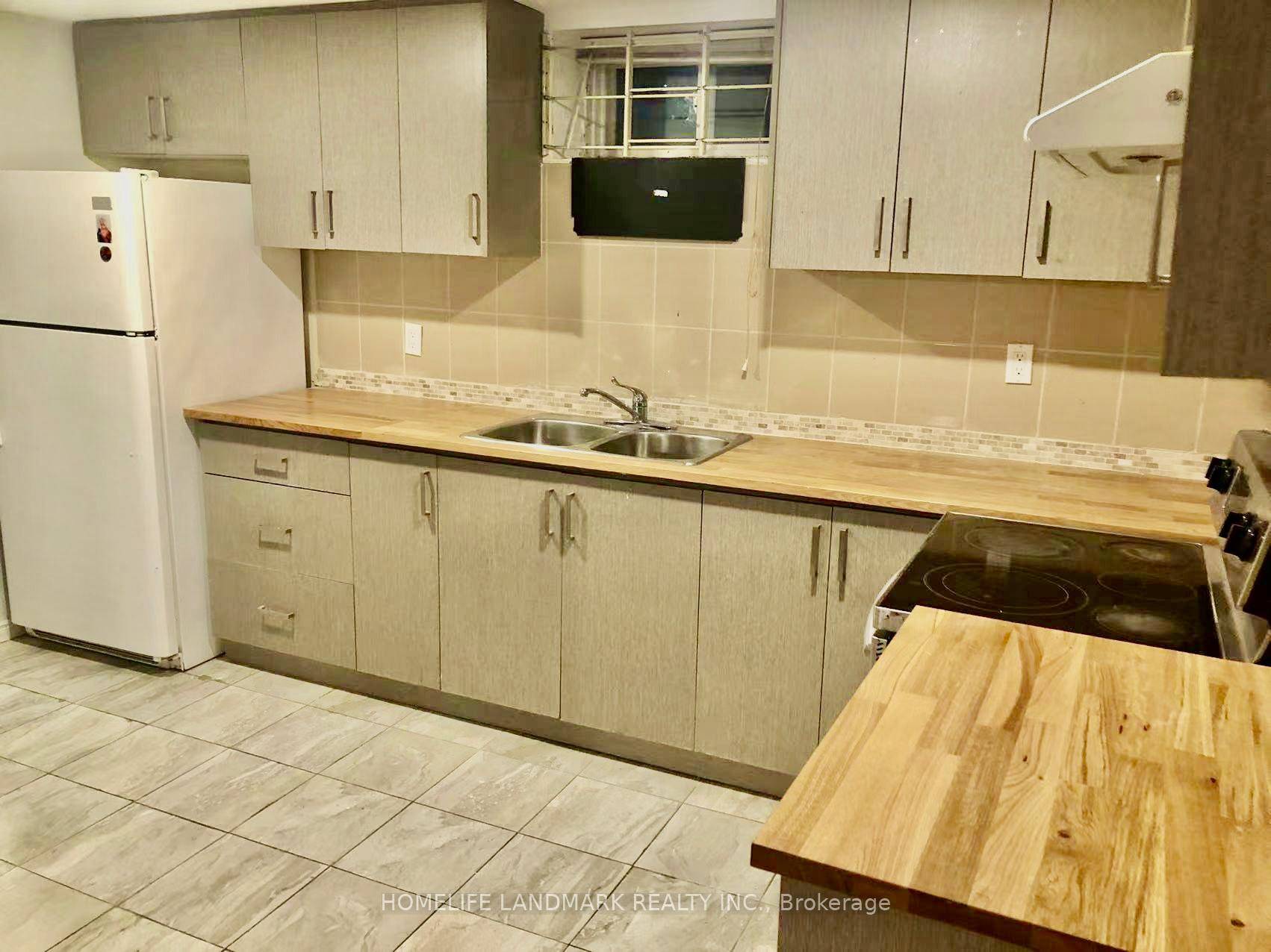 NEW renovated basement with Walking Distance To Gotransit, Shopping And Bus Stops, Easy Access To Major Highways, Minutes Drive ToSquare One ShoppingCentre, And UTM, The Unit Comes With 2 Full ...