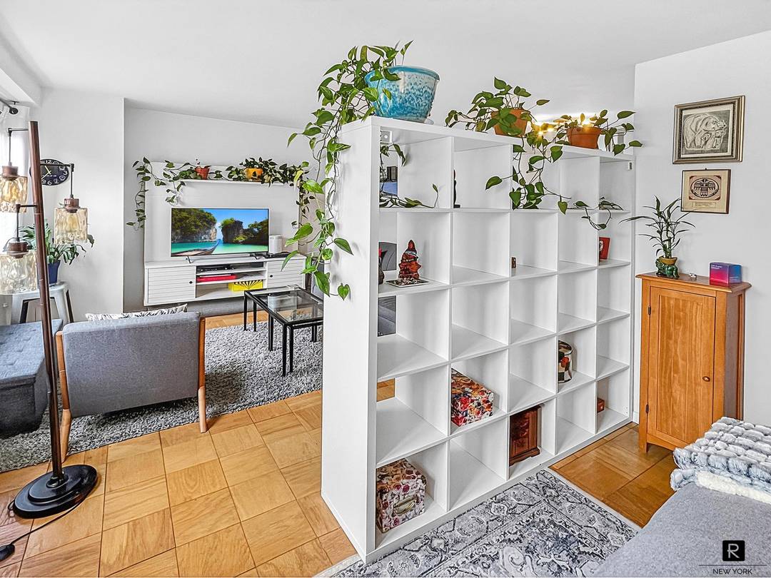 Perched on the 8th floor of one of the Upper East Side s most well maintained and attractive co op buildings, Residence 8K is a comfortable, flexible home that easily ...