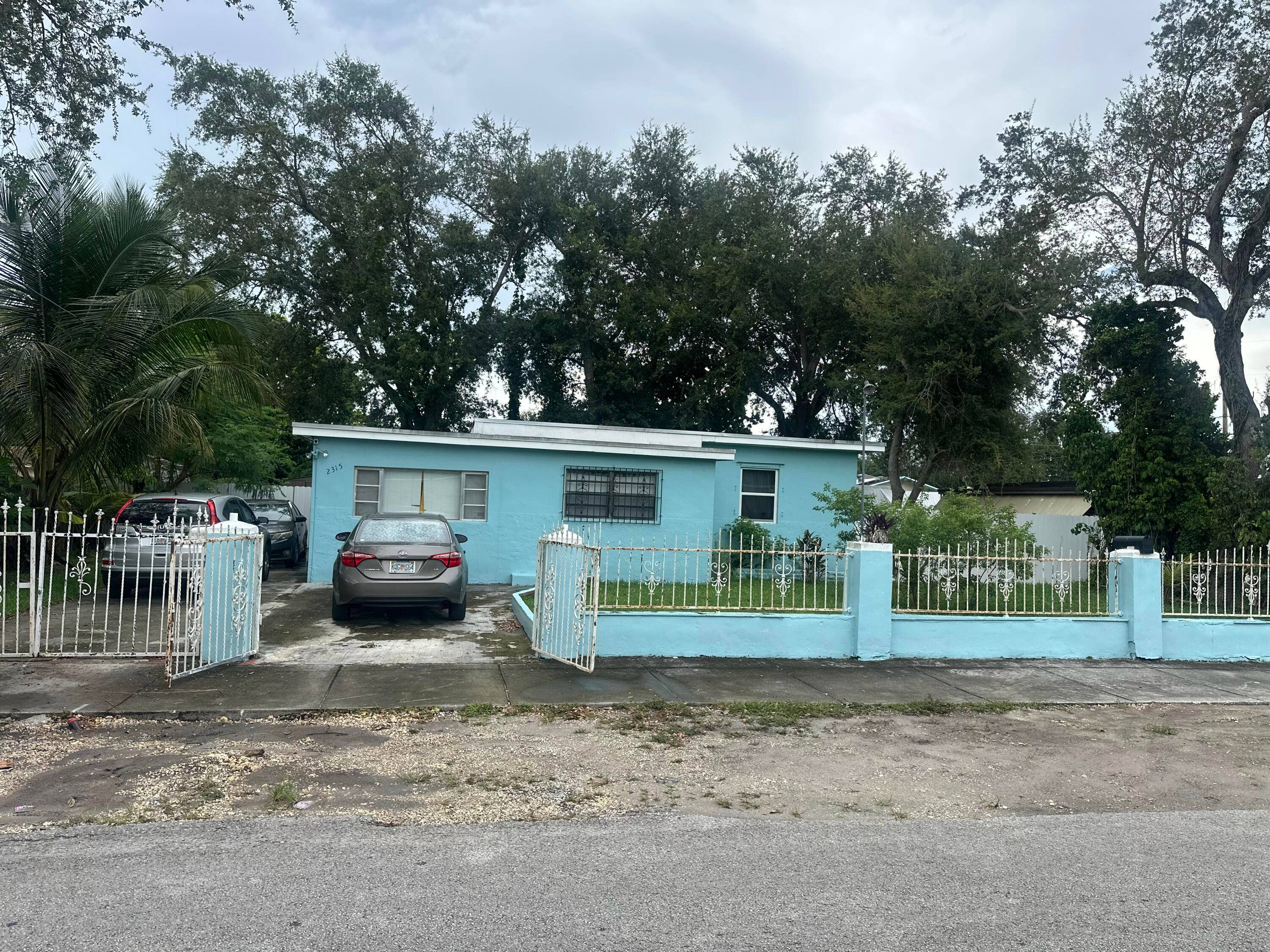 Welcome to this well maintained 3 2 single family home, featuring a new HVAC system, brand new fenced backyard for privacy peace of mind.