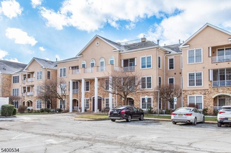 Welcome to Fox Hills, a vibrant 55 active community ideally located just moments from Route 80 !