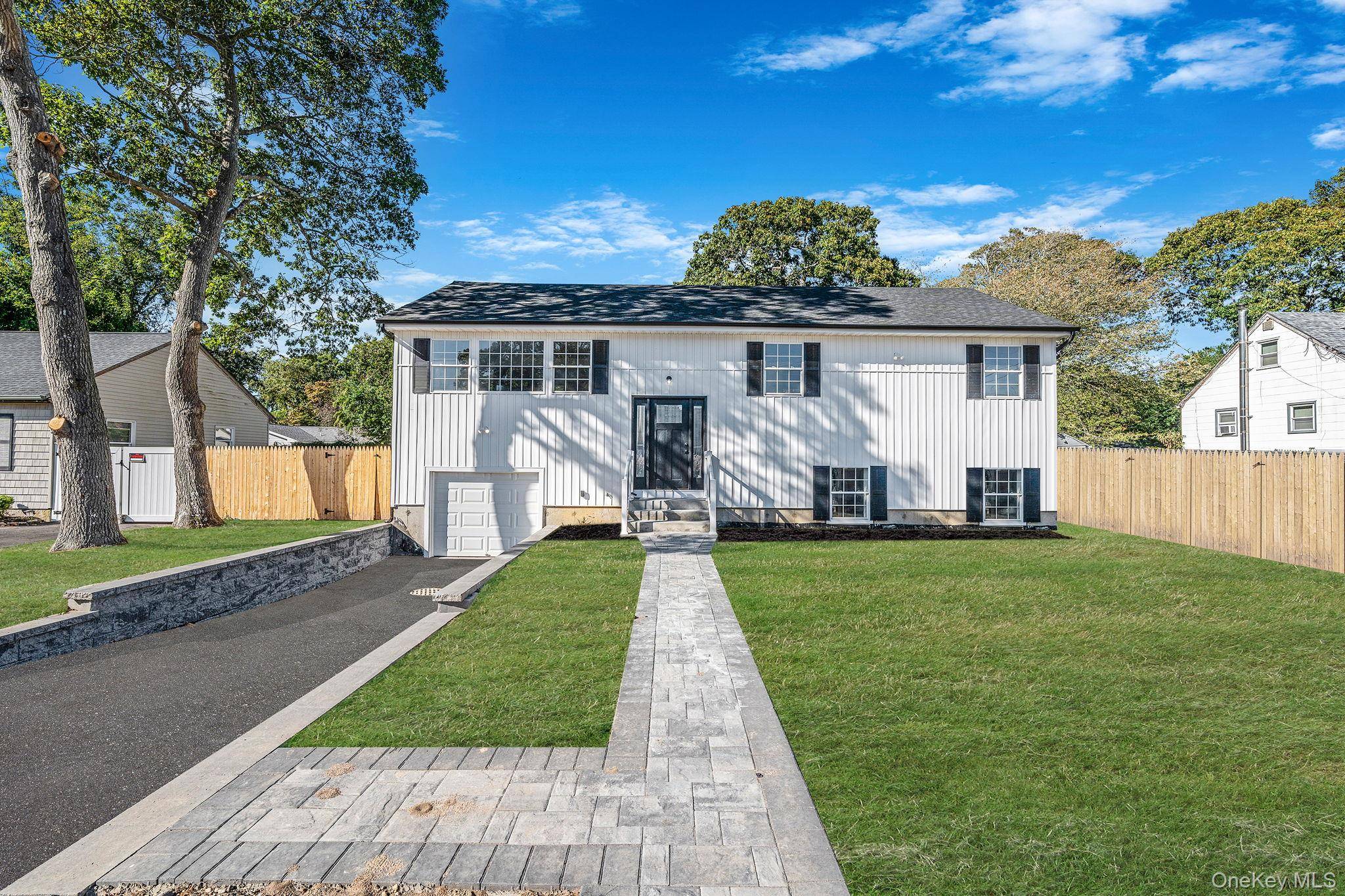 LIVING LUXURY In The Heart Of Shirley !