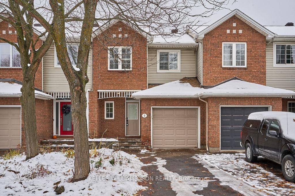 GORGEOUS 3 BED, 1. 5 BATH Urbandale row home for rent, ideally located on a quiet street backing onto Ed Hollyer Park !