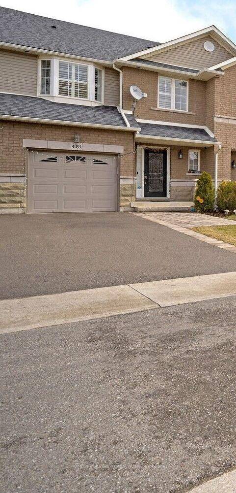 Gorgeous 3 Bedrooms Luxury Freehold Town House in the highly sought after Millcroft community !