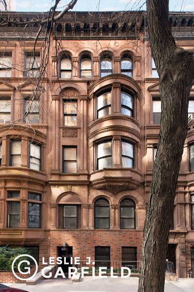 Bring your architect ! 8 West 71st Street is a classic Renaissance Revival style brownstone designed and constructed in 1892 by architect Gilbert A.