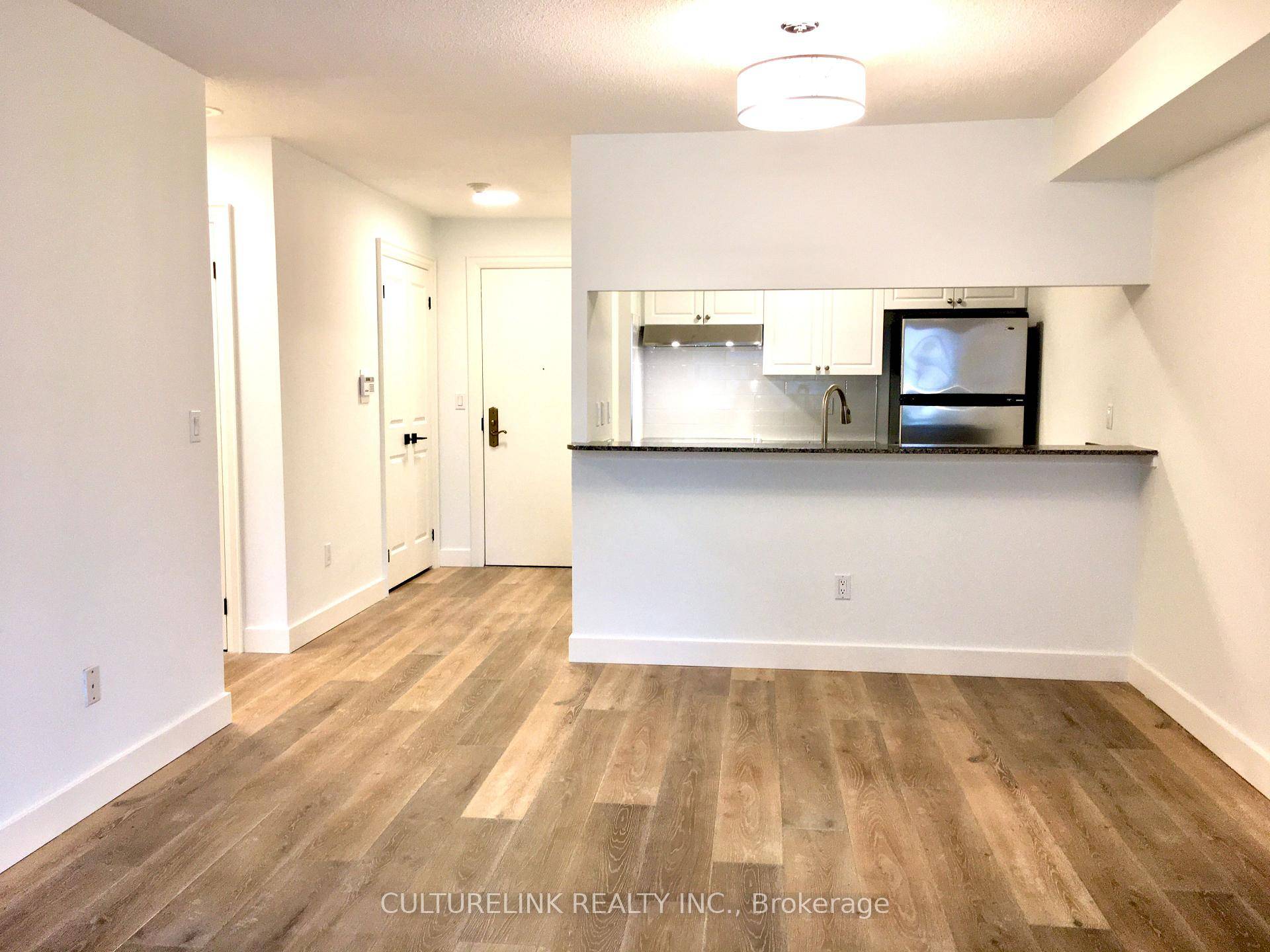 Stunning renovated suite in Tridel's prestigious Sommerset at Northtown !