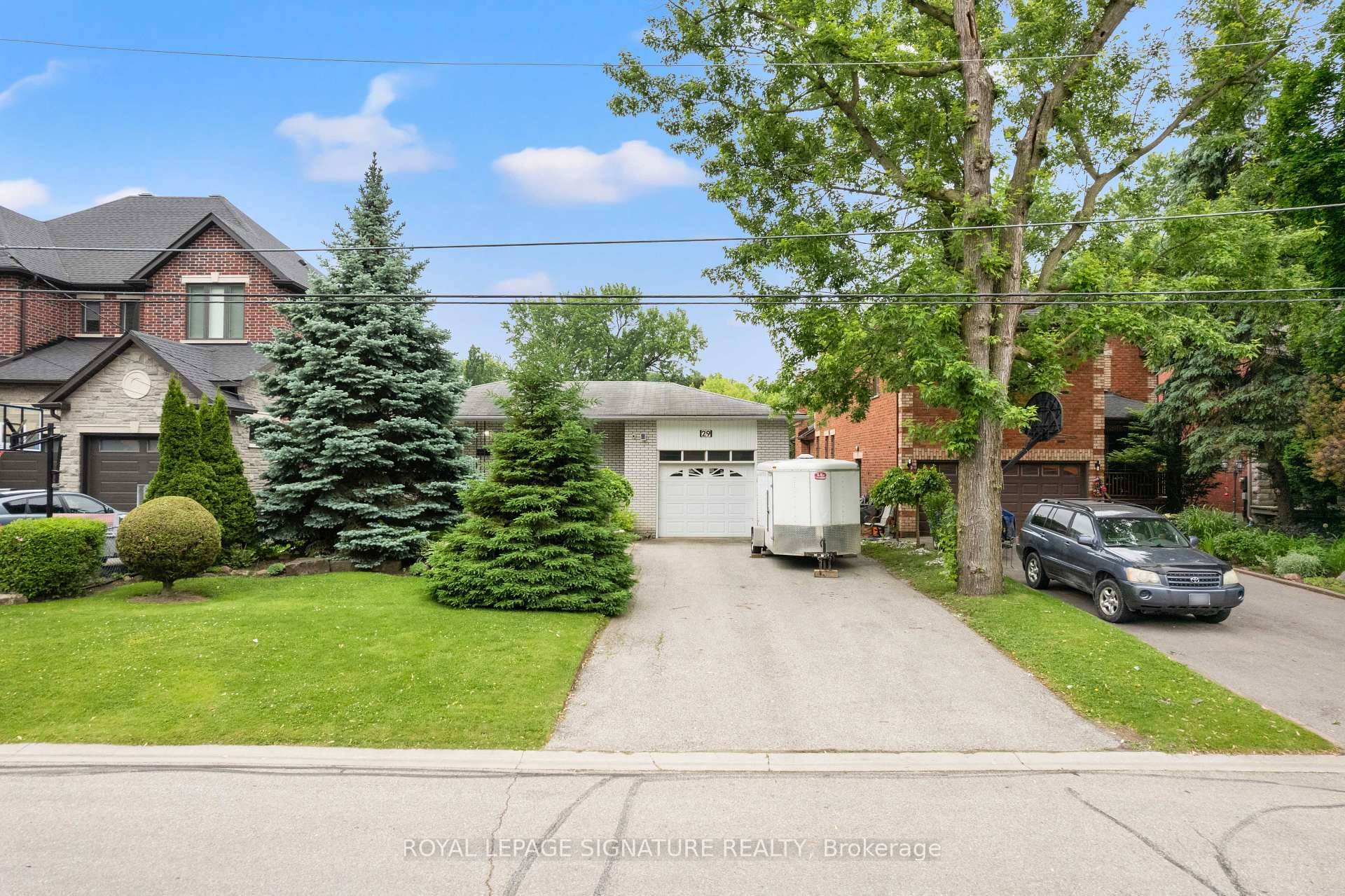 Charming 3 Bedroom Bungalow on a Generous Lot in a Sought After Neighbourhood !