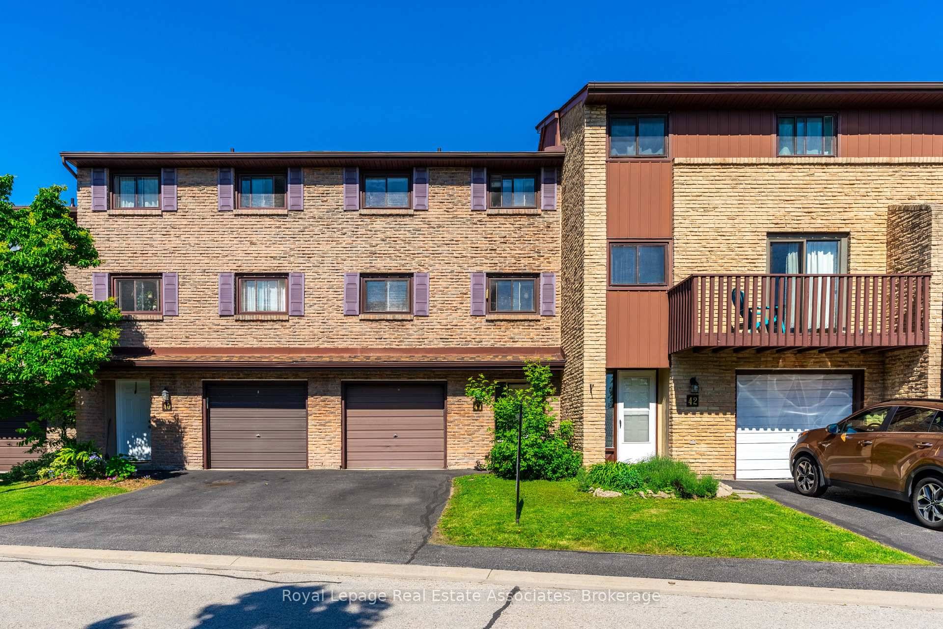 Beautiful and affordable home situated in a quiet community on the desirable Hamilton Mountain !