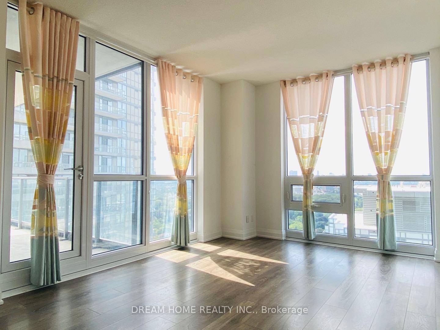This Bright 2Br 2B Suite Is Located In The One Of The Most Demanding Area.
