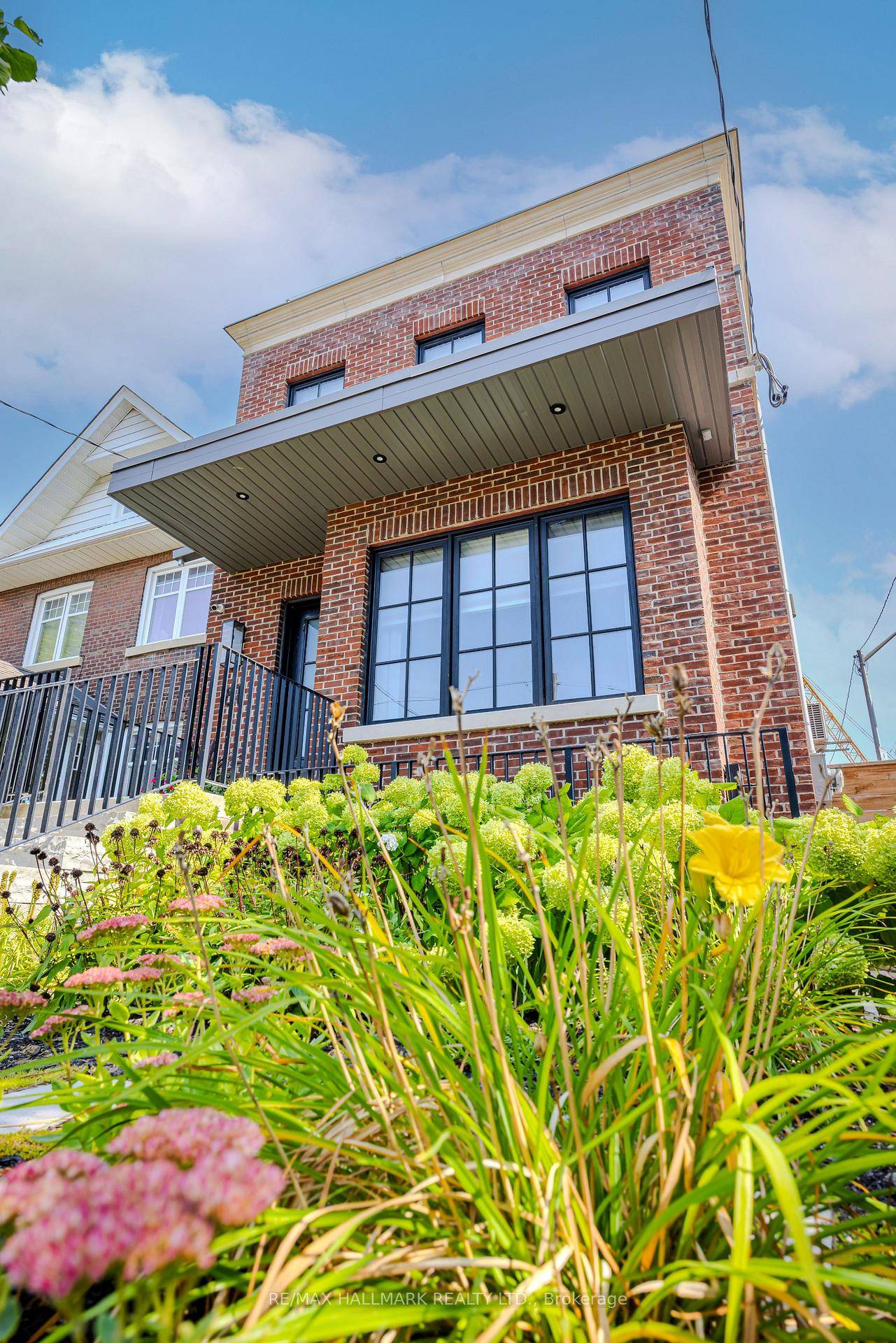 OHH LA, LA... Step into sophisticated urban living in this exceptional pied a terre, nestled in the heart of Pape amp ; Danforth, one of Toronto's most vibrant neighbourhoods.