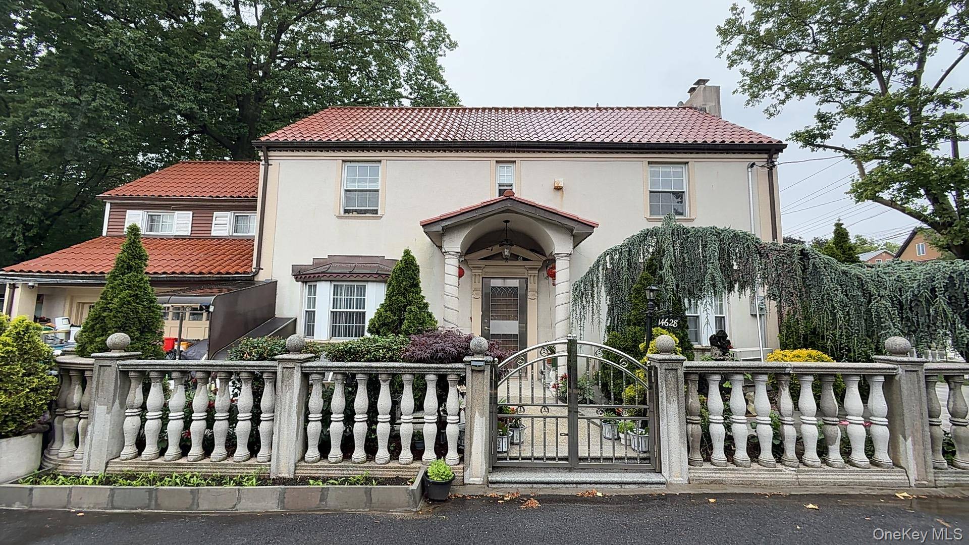 Huge Very Nice Brick Colonial In Cul De Sac ; North Flushing Near Bowne Park ; Lot Size 50 X 95 Bldg Size 3055 Sq.