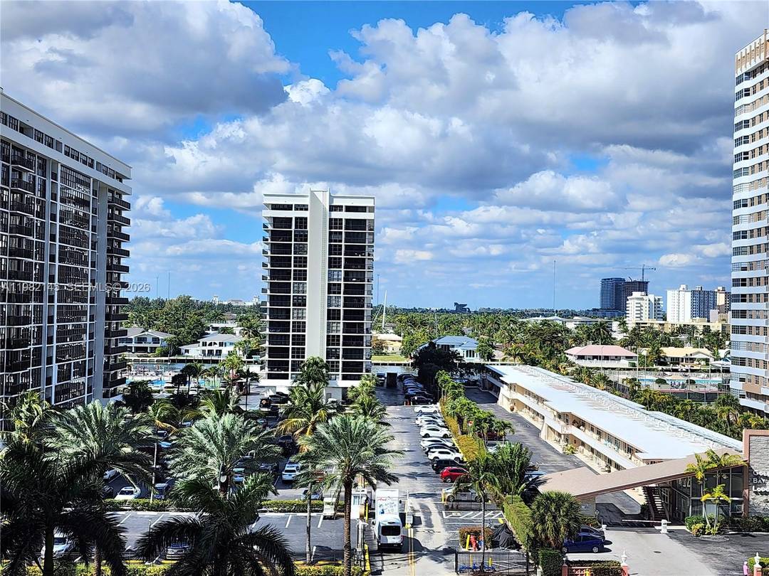 OCEANFRONT LUXURY, SPACIOUS INTERIOR, BEAUTIFULLY RENOVATED, CONTEMPORARY QUALITY FURNISHINGS.