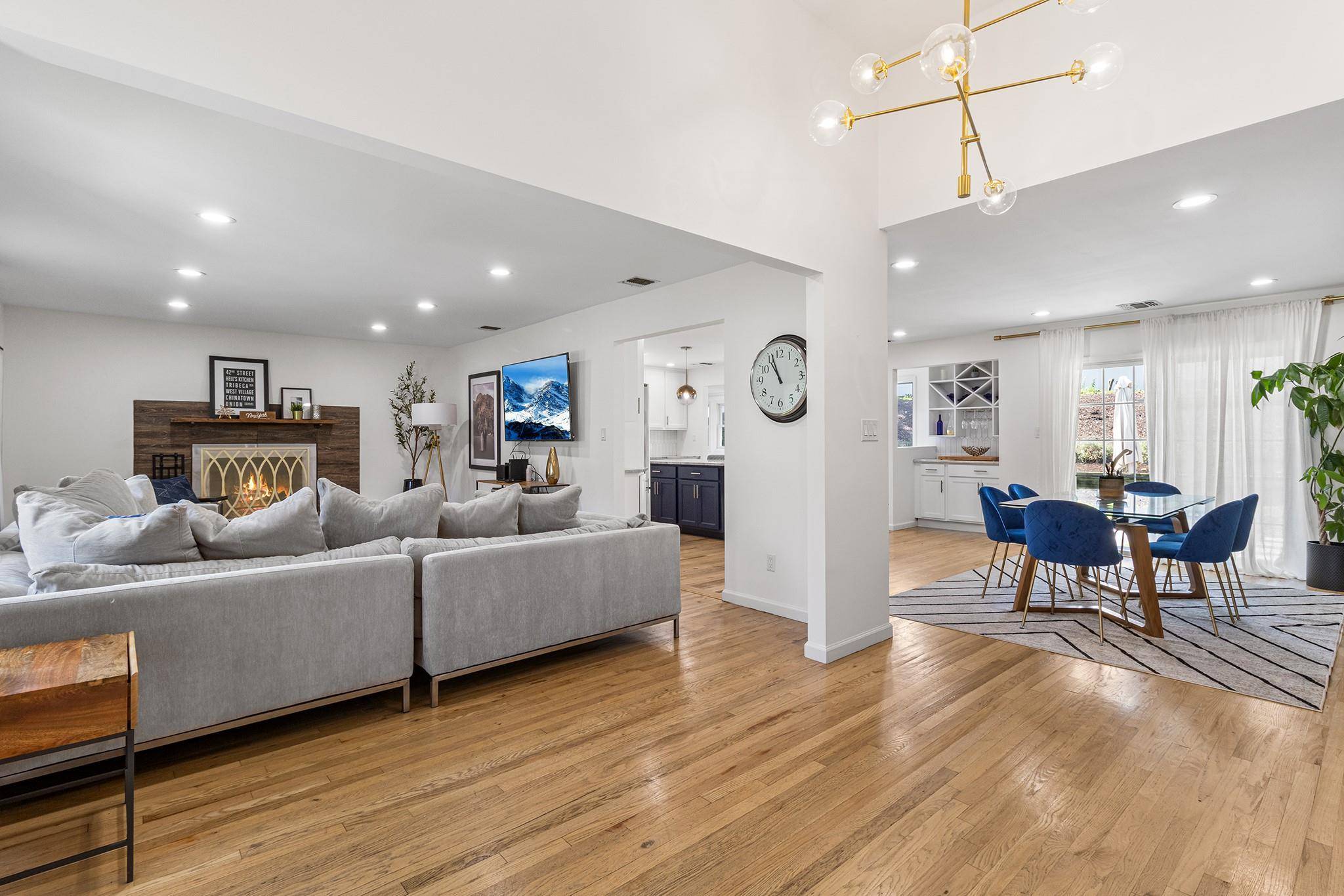 WOWZA ! This decorator's dream can now become your reality.