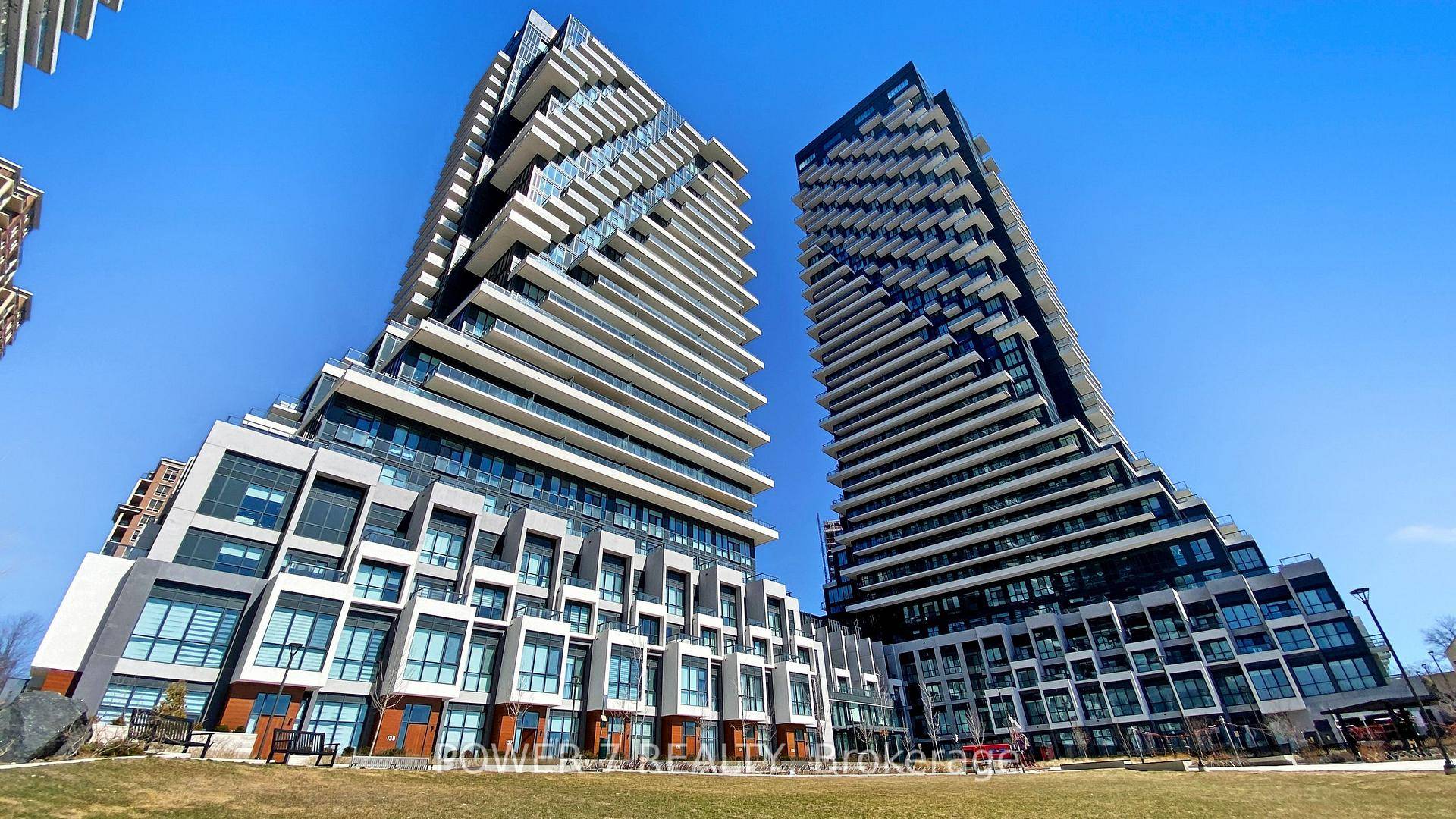 This luxury 1 Bedroom and 1 Bathroom condo suite at Auberge on the Park, is right next to the future Eglington Crosstown LRT, perfect for young family and professional.