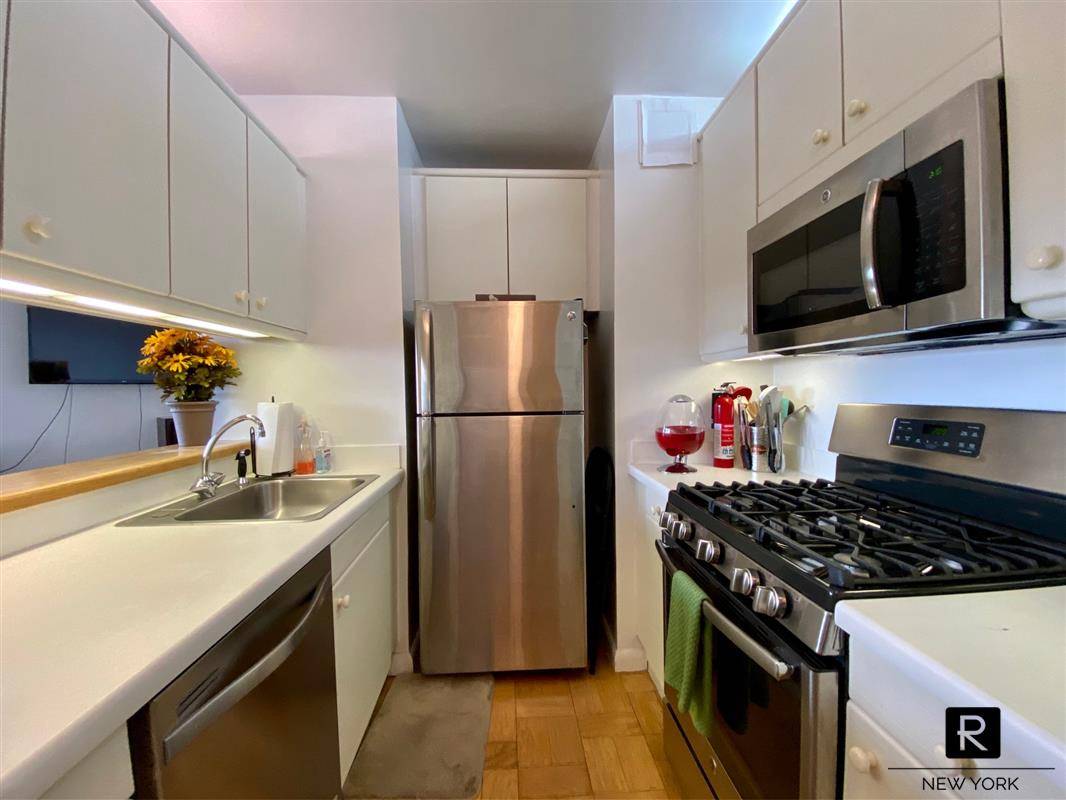 Spacious Alcove Studio Junior 1 Bedroom perched on a high floor with unobstructed Harbor views !