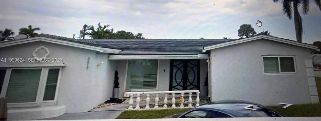 Enjoy the comfort and warmth of this modern, updated single family home located in east Miramar.