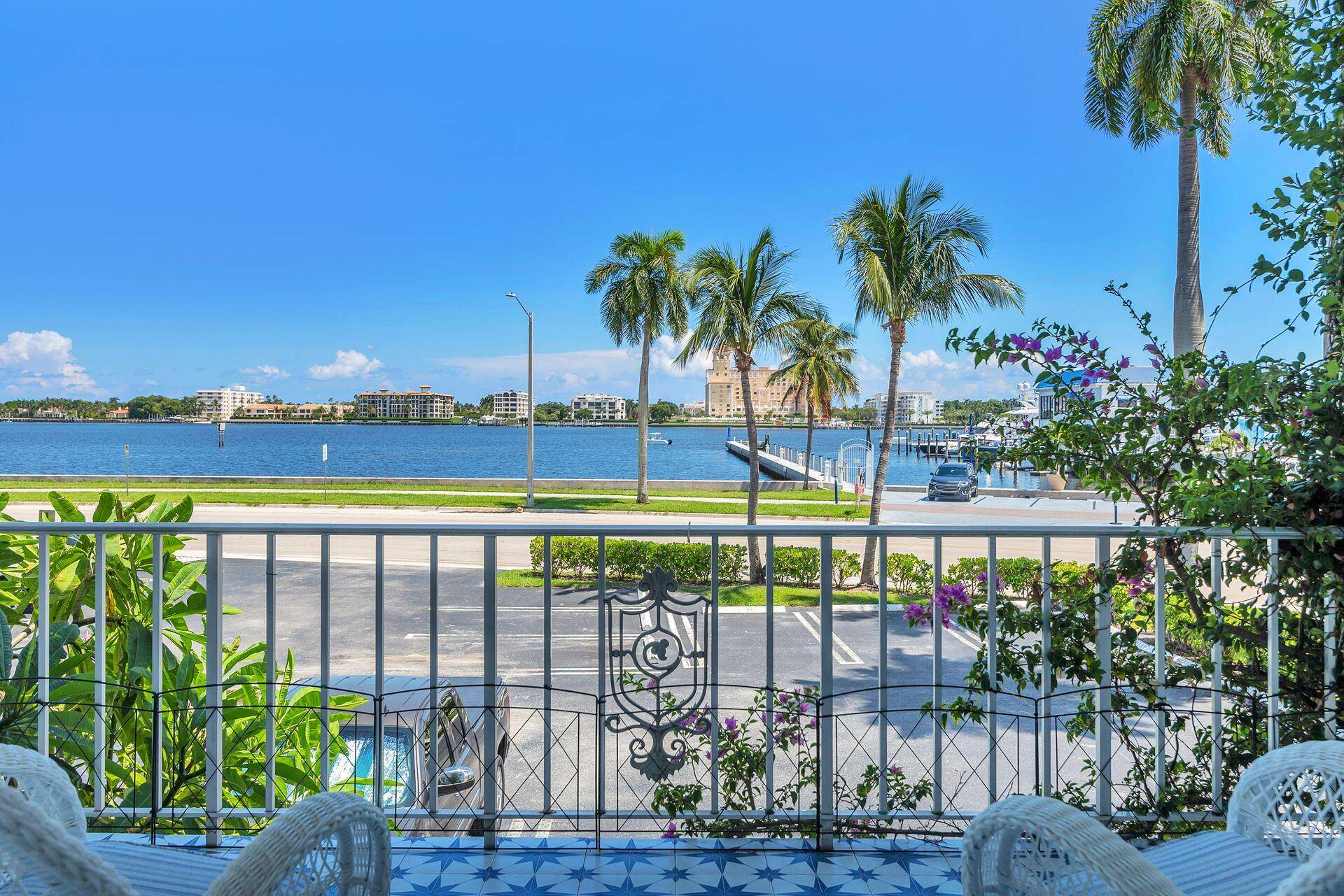 Lovely renovated 2bd 2ba apartment in the perfect location !