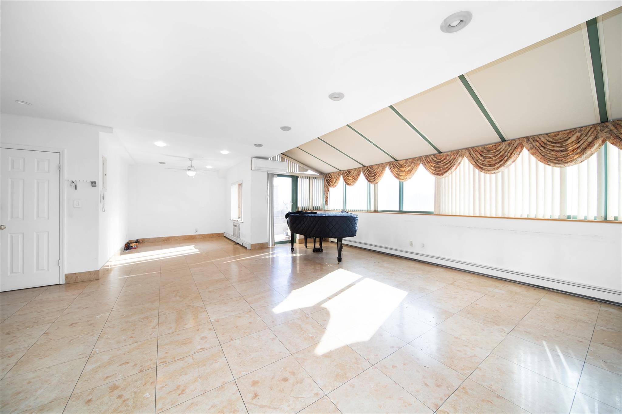 Spacious 4 Bedroom Duplex Condo in Prime Flushing Location Welcome to Unit F7B at 42 31 Colden Ave, a rarely available 4 bedroom, 3 bathroom duplex condo in the highly ...