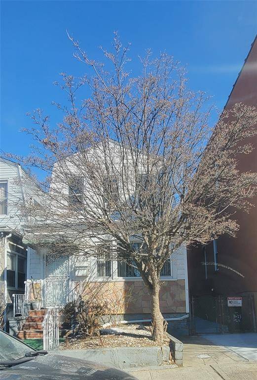Great location. Great detached Home, with 3 bedrooms and a full bath on the 2nd floor.
