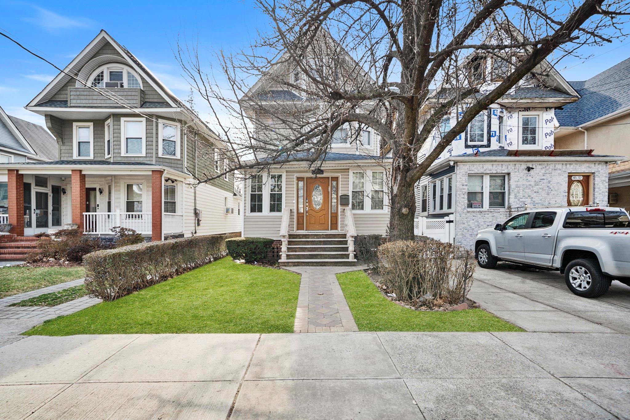 Welcome to this beautiful and spacious 5 bedroom Colonial home, perfectly designed for comfort and modern living.