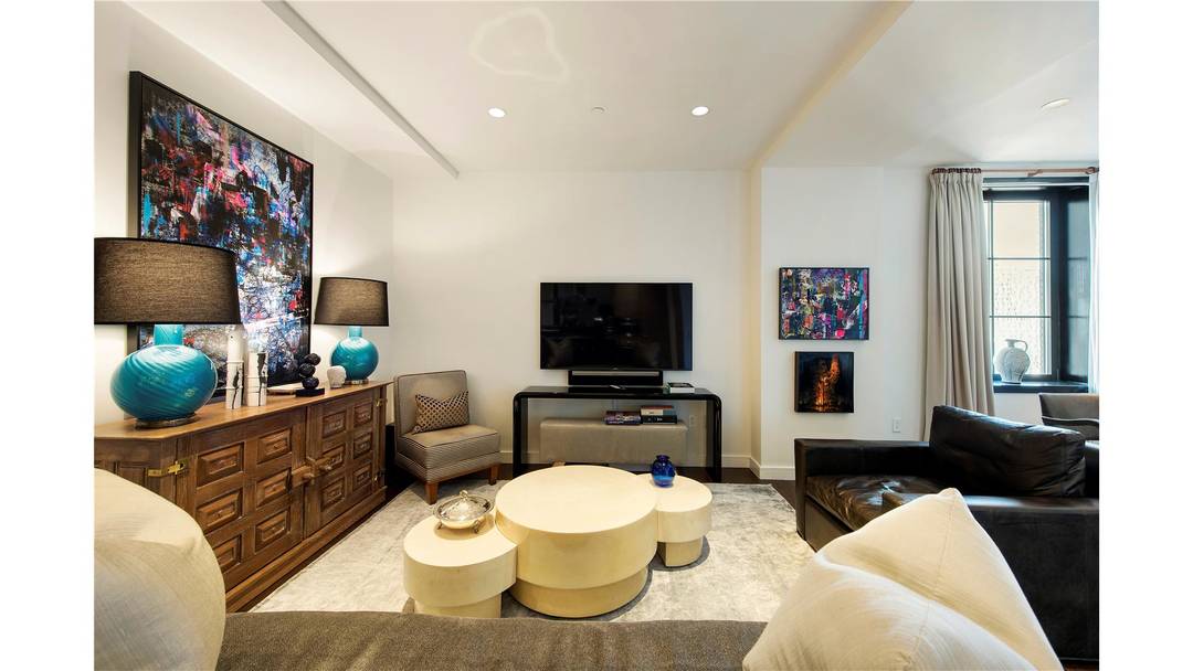 The largest one bedroom home n Midtown West.