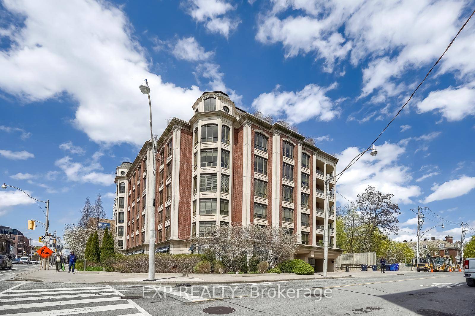 Sophisticated Living in Rosedale !