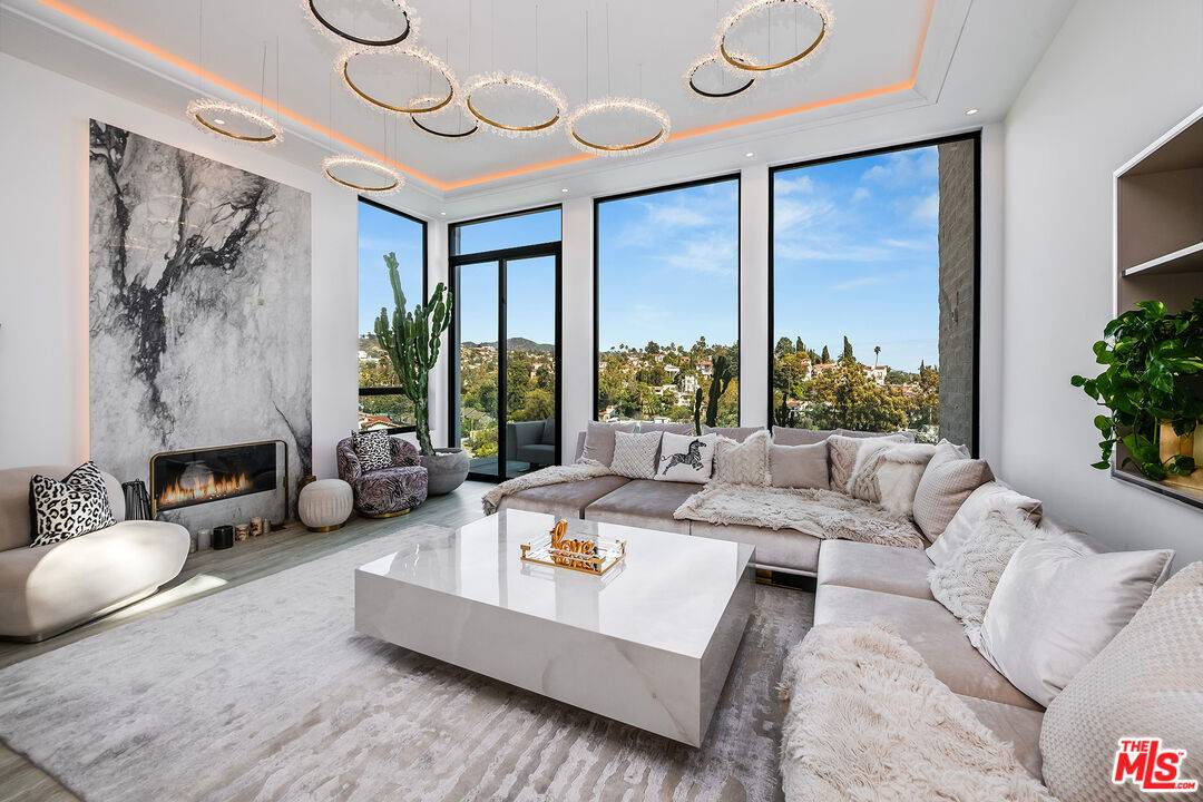 1990   Glencoe Way 4.0 Hollywood Hills East LA