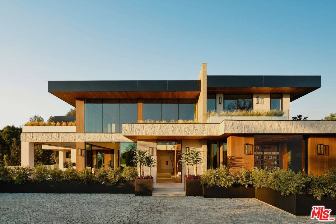 401 N Tigertail Rd 9BR Brentwood La