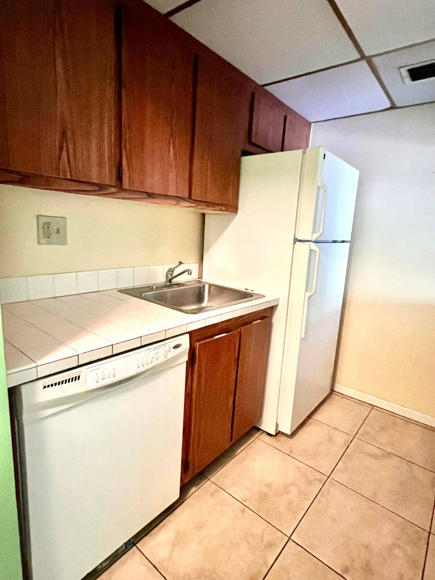 Well maintained 1 bedroom, 1 1 2 bath 2nd floor condo features neutral tile flooring throughout, a large walk in closet in the bedroom.